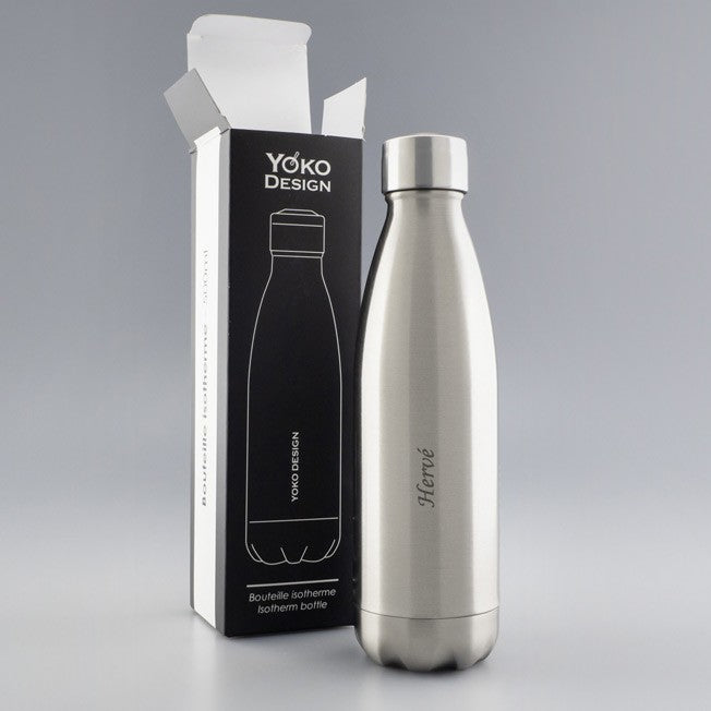Bouteille isotherme personnalisée avec le prénom Hervé, finition acier inoxydable brossé, présentée debout à côté de son emballage noir Yoko Design.