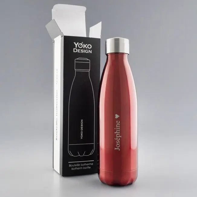 Bouteille isotherme rouge personnalisée avec le prénom Joséphine et un petit cœur, présentée devant sa boîte.