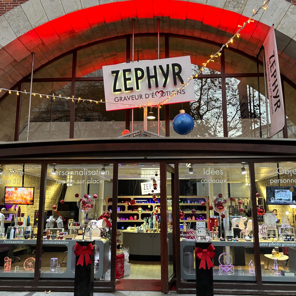 Portrait 3D gravé dans un bloc en verre lumineux, réalisé chez Zephyr Paris à partir d’un scan, souvenir personnalisé et plein d’émotion.