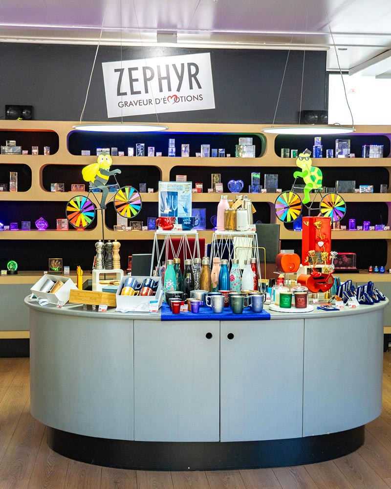 Boutique Zephyr Paris, spécialisée dans les cadeaux personnalisés : blocs en verre gravés, mugs, bouteilles isothermes et bijoux uniques.