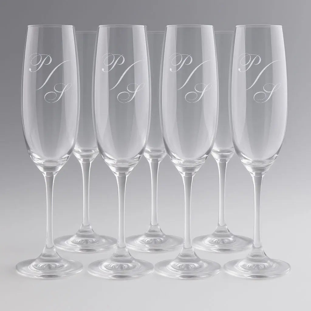 Lot de 6 flûtes à champagne personnalisées avec monogramme gravé. Un cadeau chic et raffiné pour mariage, fiançailles ou célébration d’entreprise.