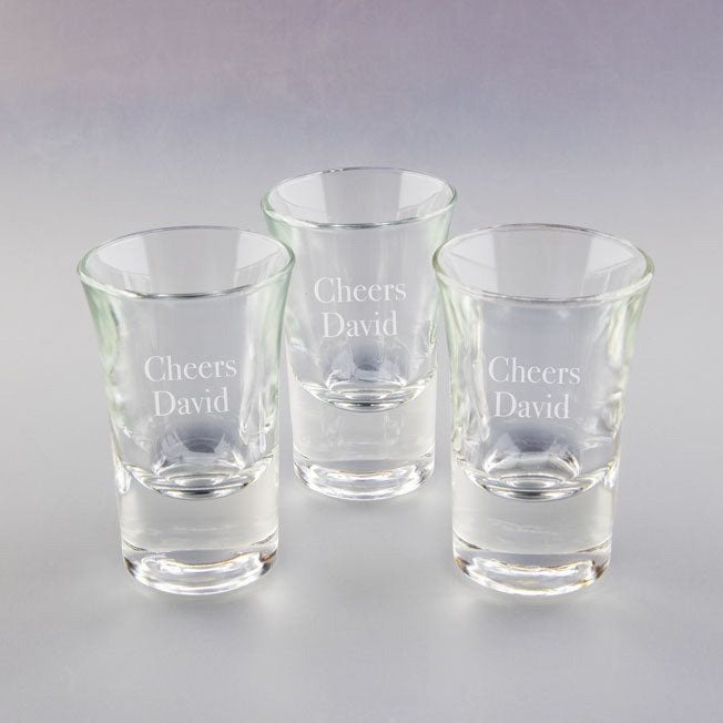Ensemble de verres shooters gravés "Cheers David", un cadeau personnalisé idéal pour trinquer lors d’un anniversaire ou d’une fête entre amis.