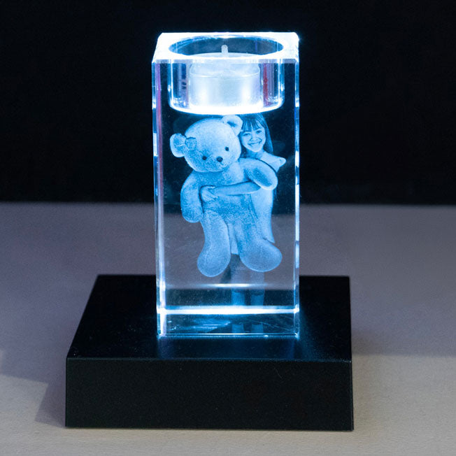 Ce bougeoir en verre gravé 3D avec son socle lumineux transforme chaque photo en souvenir magique. Un cadeau personnalisé plein de douceur pour petits et grands.