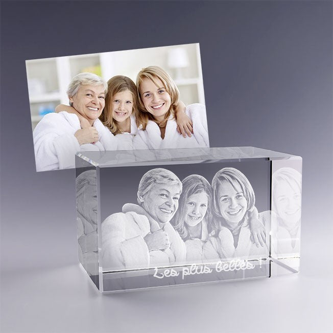 Bloc en verre gravé en 3D avec le portrait de trois générations de femmes souriantes, accompagné de l’inscription “Les plus belles !”, d’après une photo.
