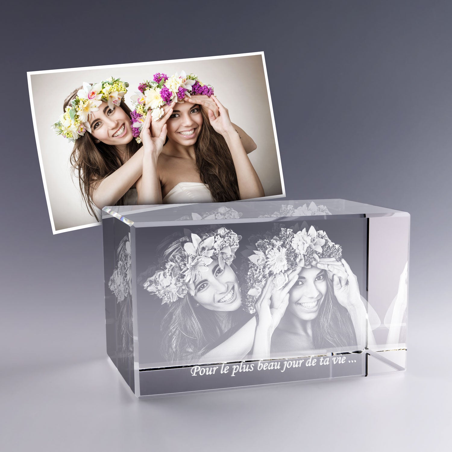Bloc en verre horizontal de 12 cm gravé en 3D avec deux femmes souriantes portant des couronnes de fleurs, accompagné du message “Pour le plus beau jour de ta vie…”