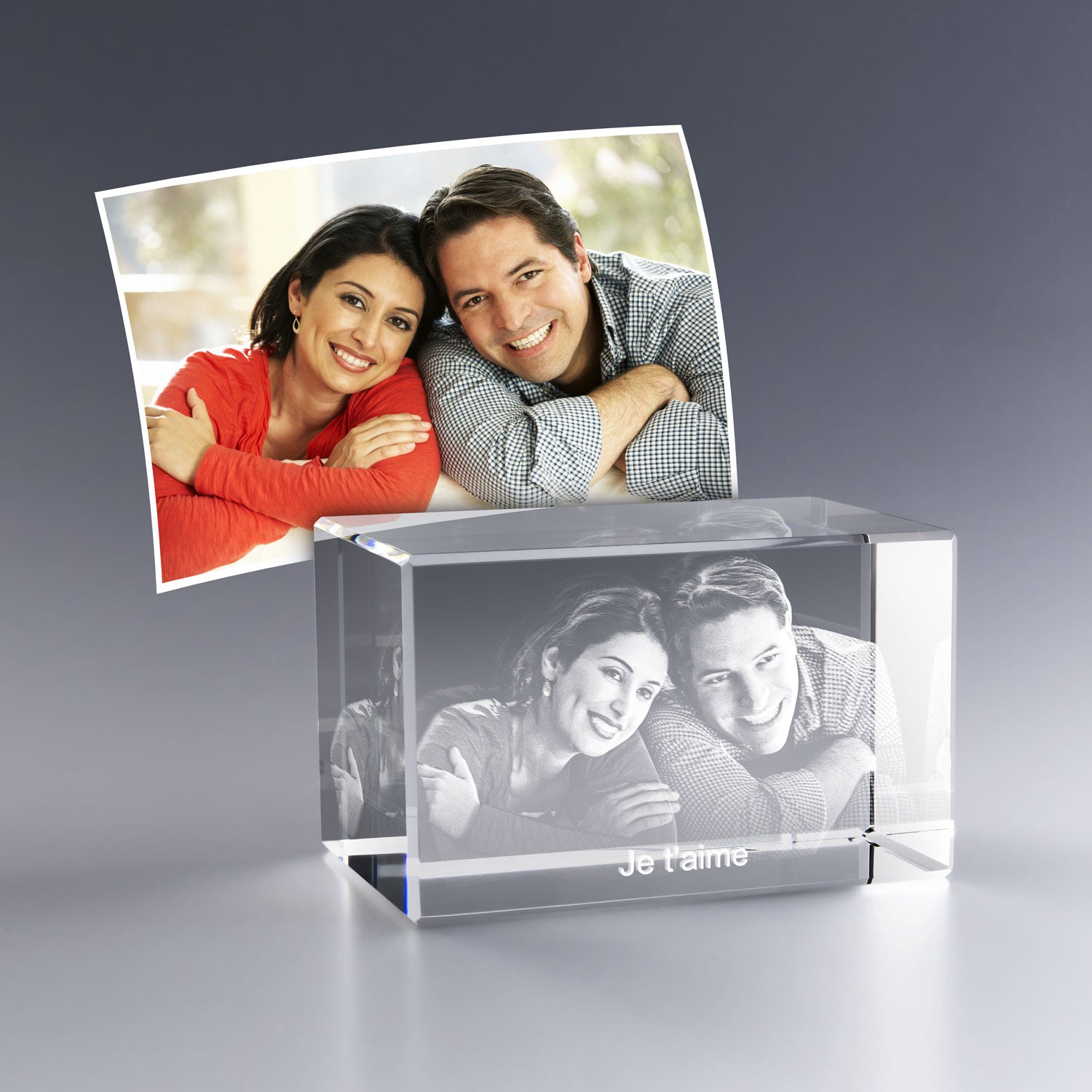 Bloc en verre gravé en 3D avec le portrait d’un couple complice et le message “Je t’aime”, reproduit à partir d’une photo couleur chaleureuse.