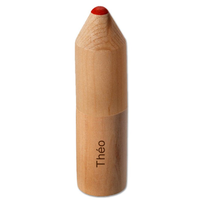 Boîte en bois en forme de gros crayon personnalisée avec le prénom Théo, contenant 12 crayons de couleurs.