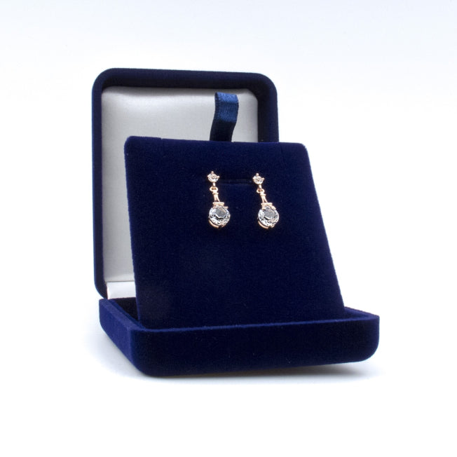 Boucles d’oreilles en finition or rose, ornées de cristaux Swarovski®, dans un écrin personnalisable. Cadeau féminin et original à offrir.