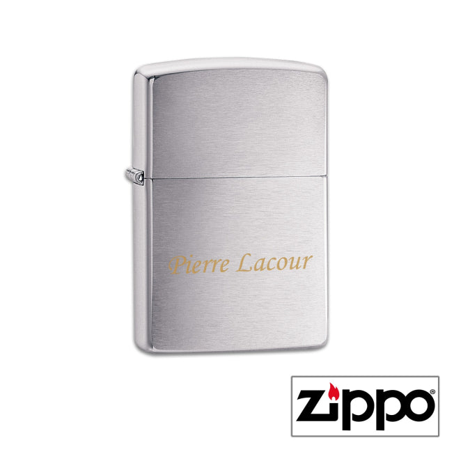 Briquet Zippo Regular satiné gravé avec prénom, un cadeau personnalisé élégant et intemporel pour toutes les occasions.
