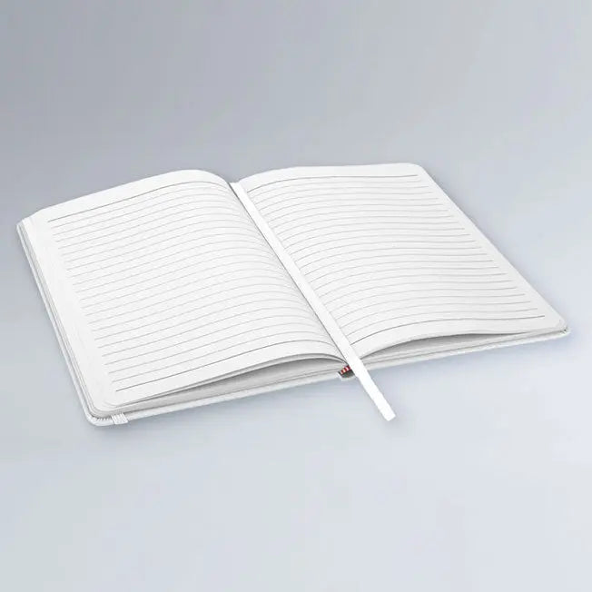 Carnet de notes A5 ouvert avec pages lignées blanches et ruban marque-page intégré. Idéal pour écrire au quotidien avec style et simplicité.