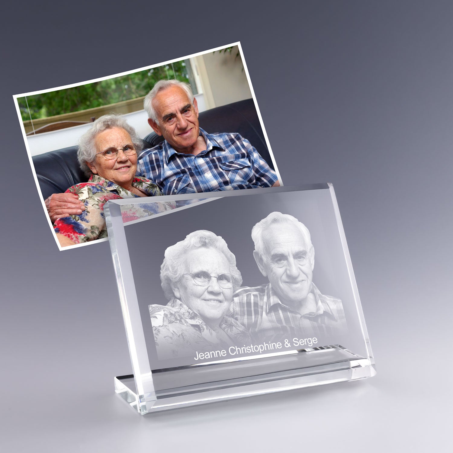 Bloc photo en verre gravé 2D avec prénoms, un souvenir émouvant pour grands-parents ou couple senior à offrir en cadeau personnalisé.