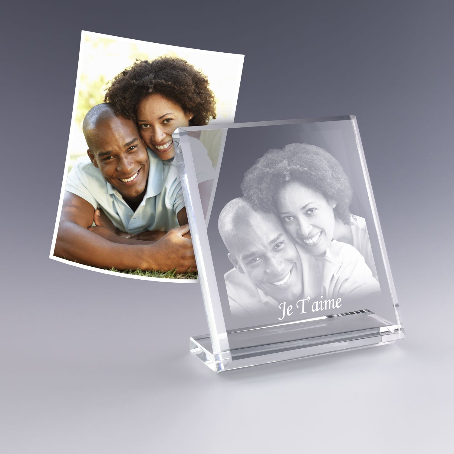 Bloc photo en verre vertical gravé en 2D avec un couple amoureux et l'inscription "Je T’aime" – une idée cadeau romantique personnalisée pour dire je t’aime autrement.