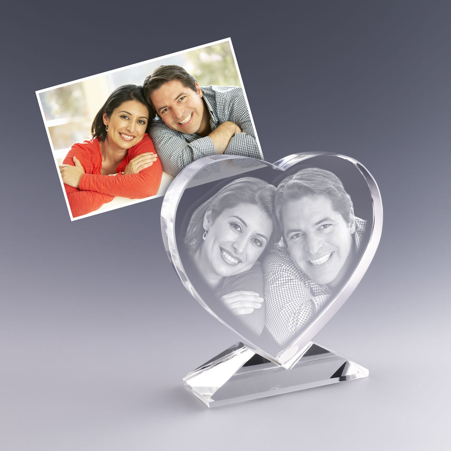 Portrait de couple gravé en 2D dans un cœur en verre avec l’inscription “Pour la vie”. Cadeau romantique et personnalisé, parfait pour immortaliser une histoire d’amour.