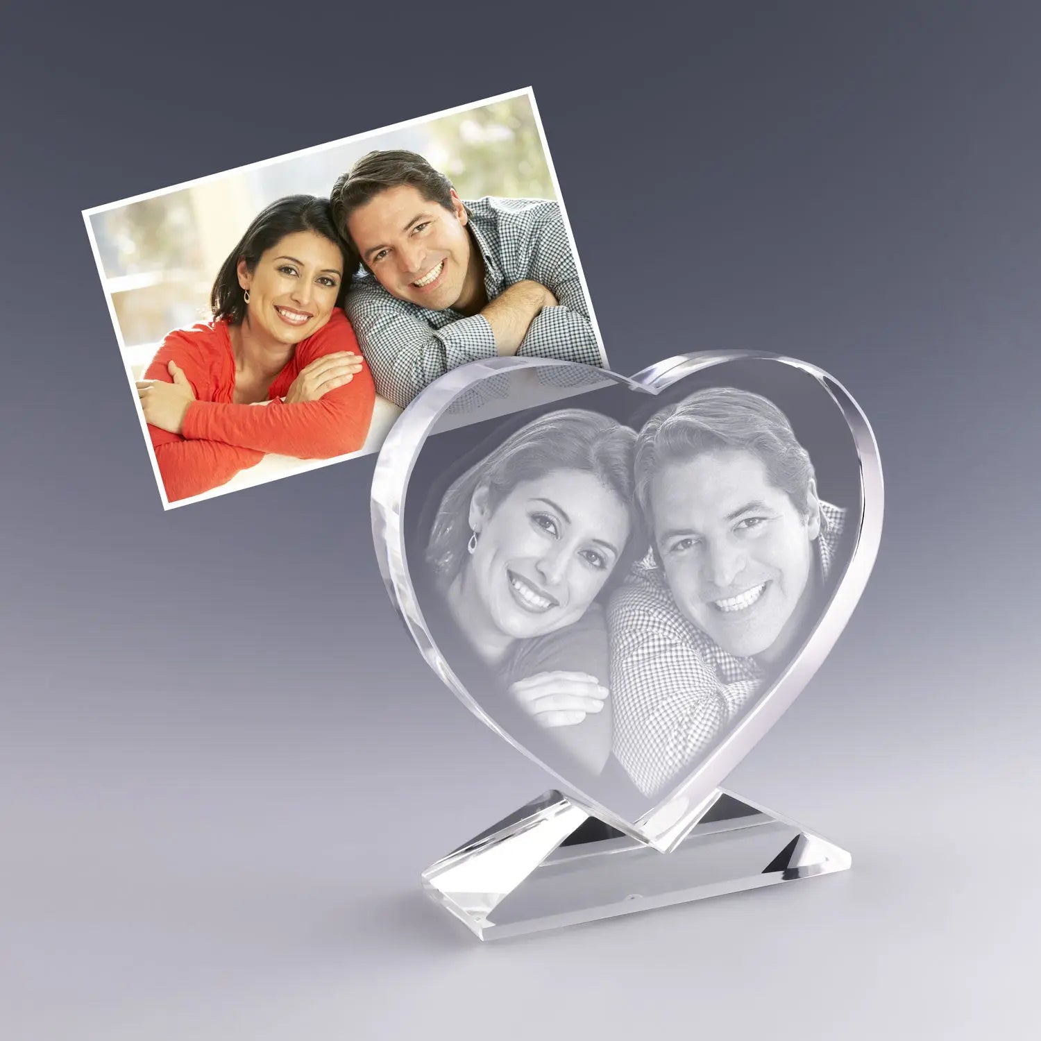 Portrait de couple gravé en 2D dans un cœur en verre avec l’inscription “Pour la vie”. Cadeau romantique et personnalisé, parfait pour immortaliser une histoire d’amour.