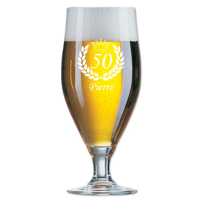 Verre à bière personnalisé 50 cl – gravure anniversaire "50 ans" avec couronne et prénom, un cadeau unique pour célébrer un demi-siècle avec style.