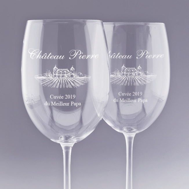 Duo de verres à vin personnalisés avec dessin de château viticole et gravure "Château Pierre - Cuvée 2019 du Meilleur Papa", idéal pour un coffret cadeau sur le thème du vin et des vignobles.
