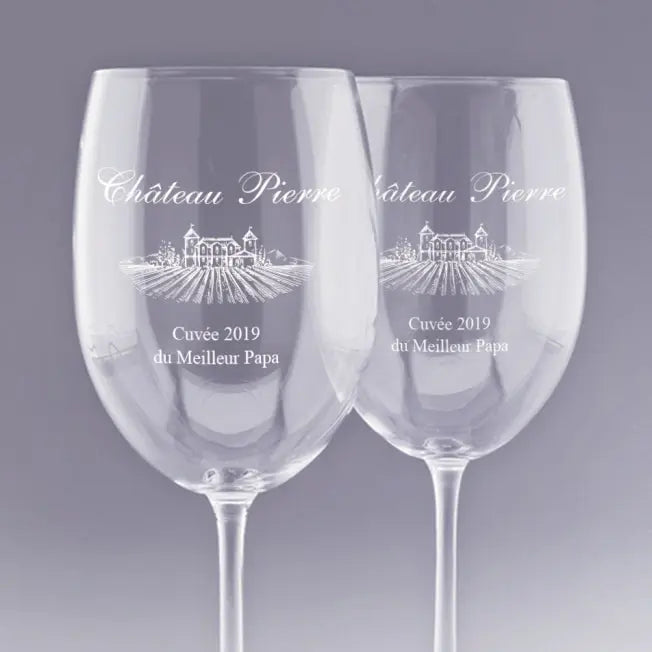 Duo de verres à vin personnalisés avec dessin de château viticole et gravure "Château Pierre - Cuvée 2019 du Meilleur Papa", idéal pour un coffret cadeau sur le thème du vin et des vignobles.