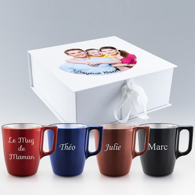 Coffret avec 4 mugs personnalisés (Rouge, Bleu, Terracotta, Noir) gravés au laser, avec couvercle photo 'Joyeux Noël' pour un cadeau de famille original.