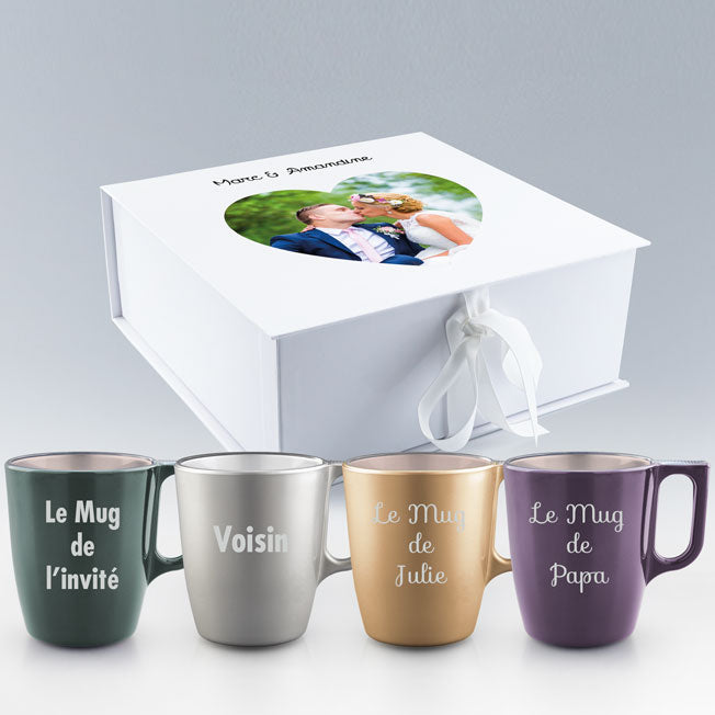 Coffret avec 4 mugs en verre personnalisés (Vert, Argent, Or et Lavande) et photo de mariage sur le coffret. Cadeau unique à personnaliser en ligne.