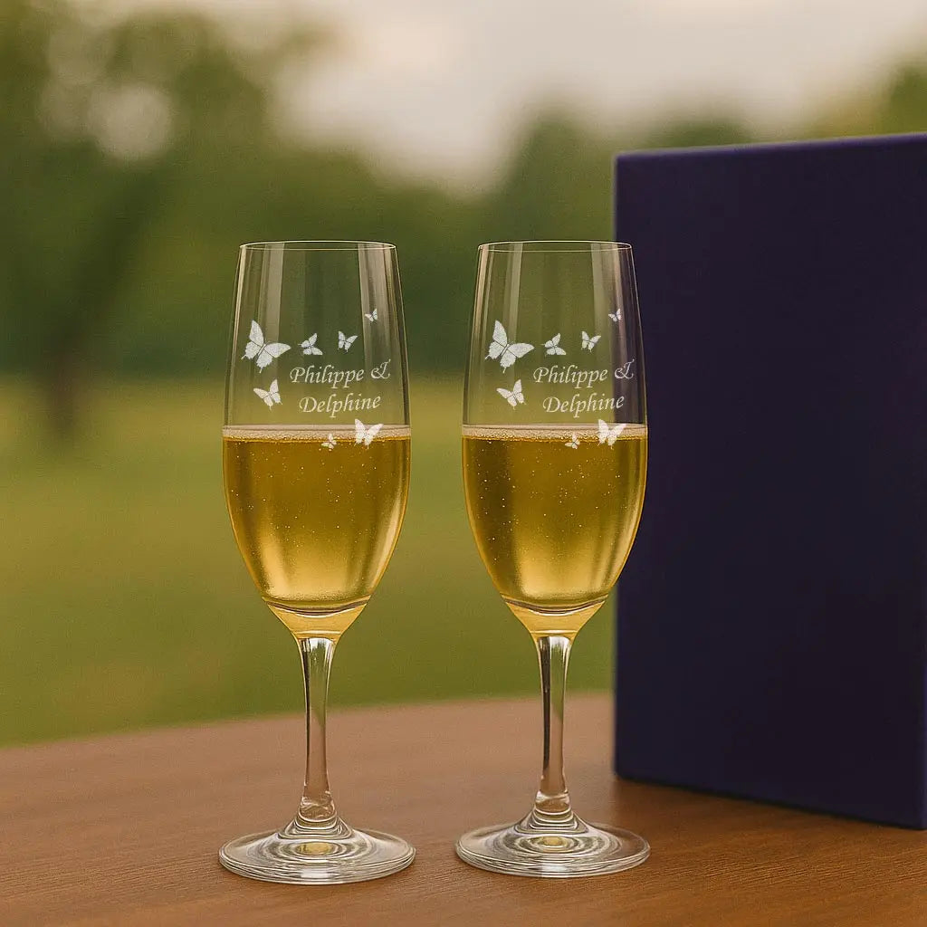 Duo de flûtes à champagne gravées au laser avec papillons et prénoms. Parfait pour trinquer en amoureux ou fêter un moment unique à deux.