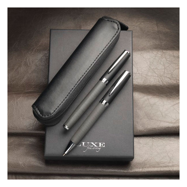 Coffret de stylos personnalisé avec étui noir zippé présenté sur boîte LUXE, idéal pour un cadeau classe et pratique.