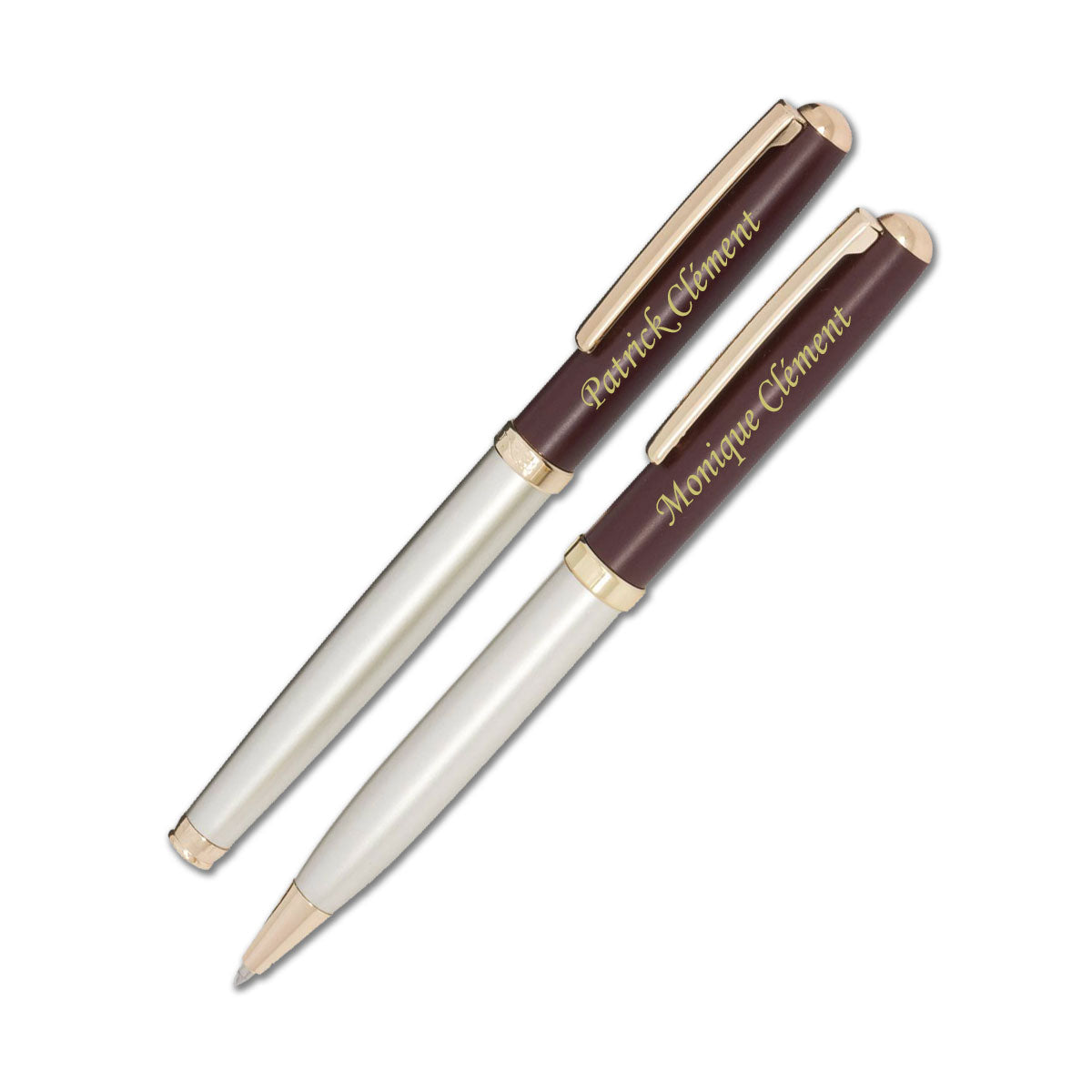Duo de stylos personnalisés avec gravure dorée sur capuchon rouge bordeaux. Cadeau élégant à personnaliser avec nom ou message pour offrir.
