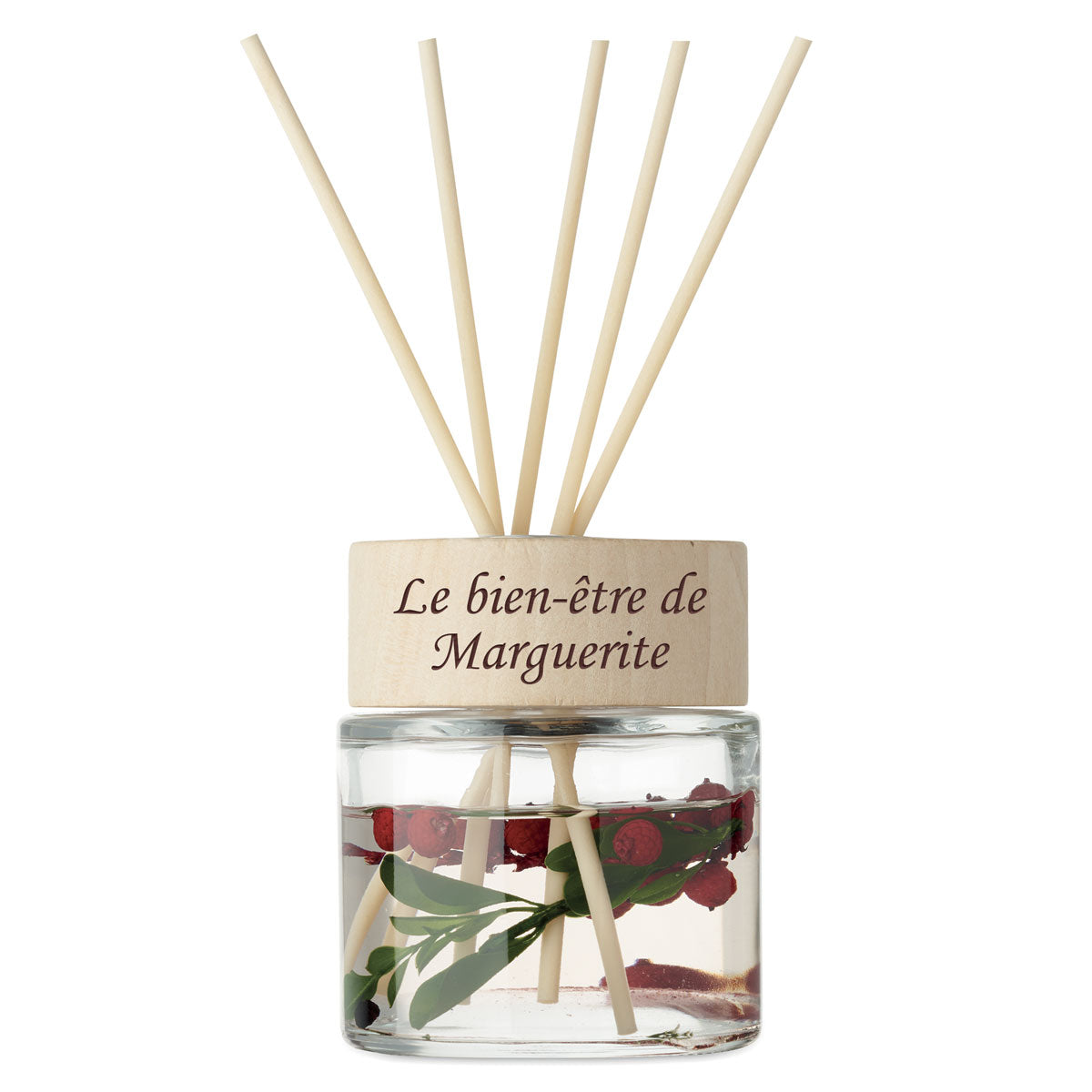 Diffuseur de parfum en verre avec gravure personnalisée “Le bien-être de Marguerite”, contenant fleurs séchées et bâtonnets en bois naturel.