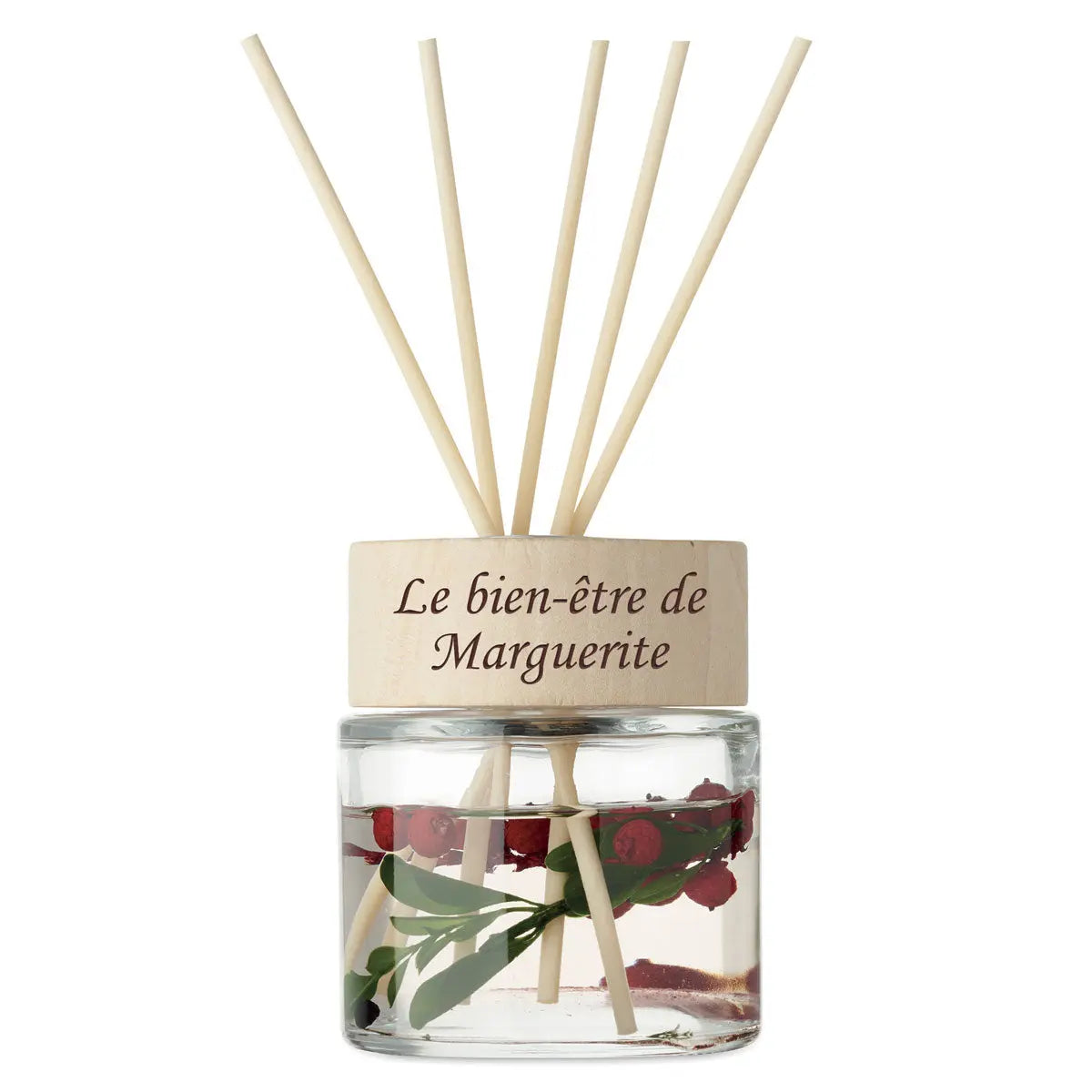 Diffuseur de parfum en verre avec gravure personnalisée “Le bien-être de Marguerite”, contenant fleurs séchées et bâtonnets en bois naturel.