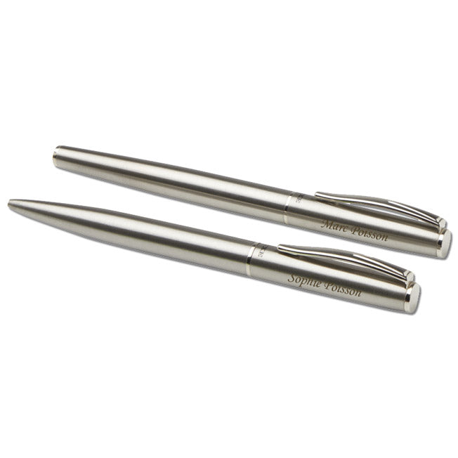 Duo de stylos bille et roller en acier inoxydable recyclé, personnalisés avec gravure fine, pour un cadeau durable et raffiné à offrir ou à s’offrir.