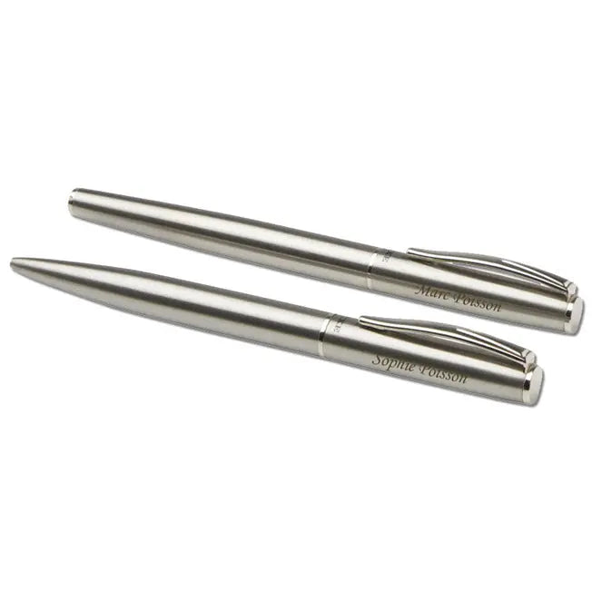 Duo de stylos bille et roller en acier inoxydable recyclé, personnalisés avec gravure fine, pour un cadeau durable et raffiné à offrir ou à s’offrir.