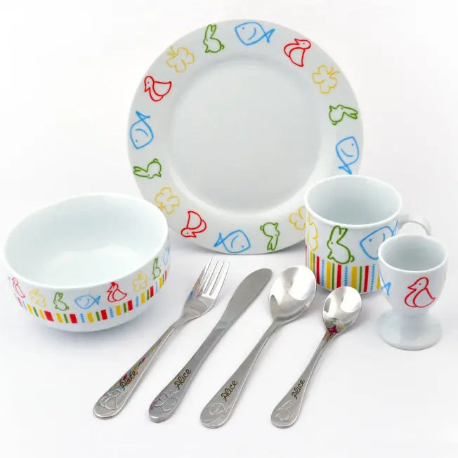 Petit-déjeuner enfant avec vaisselle colorée décor animaux et couverts personnalisés au prénom. Un moment ludique et unique dès le matin.