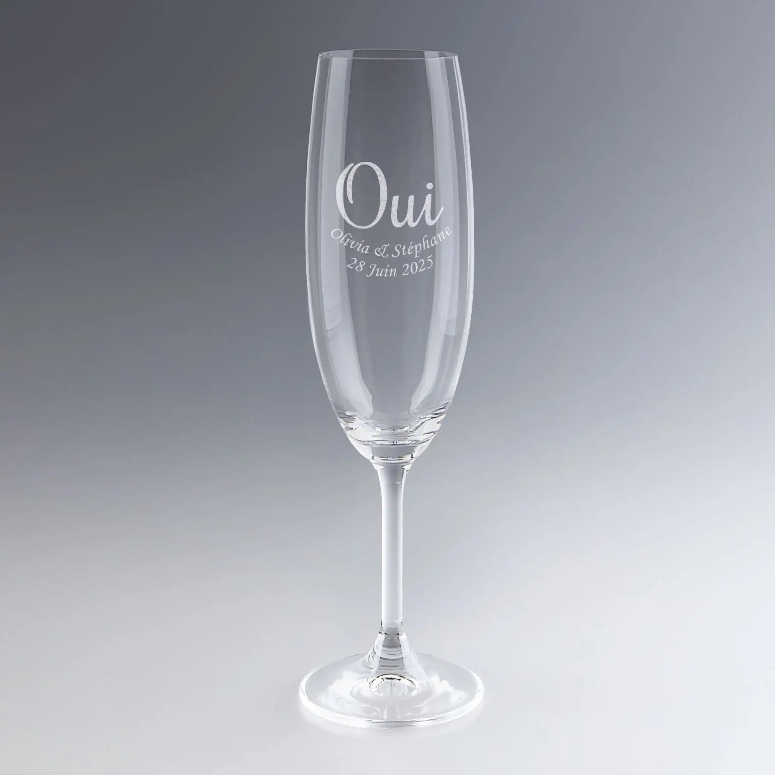 Flûte à champagne gravée avec le mot "OUI", les prénoms des mariés et la date du mariage. Cadeau personnalisé élégant pour dire oui à l’amour.