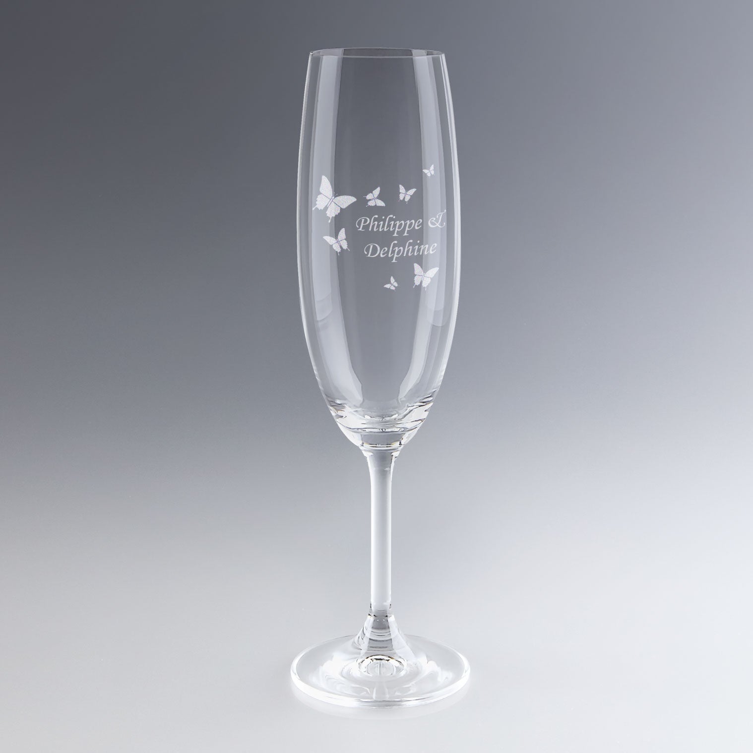 Flûte à champagne gravée au laser avec prénoms et décor papillons. Un cadeau romantique et personnalisé parfait pour mariage, fiançailles ou Saint-Valentin.