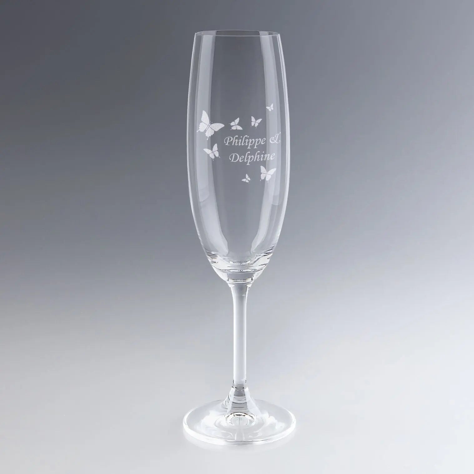Flûte à champagne gravée au laser avec prénoms et décor papillons. Un cadeau romantique et personnalisé parfait pour mariage, fiançailles ou Saint-Valentin.