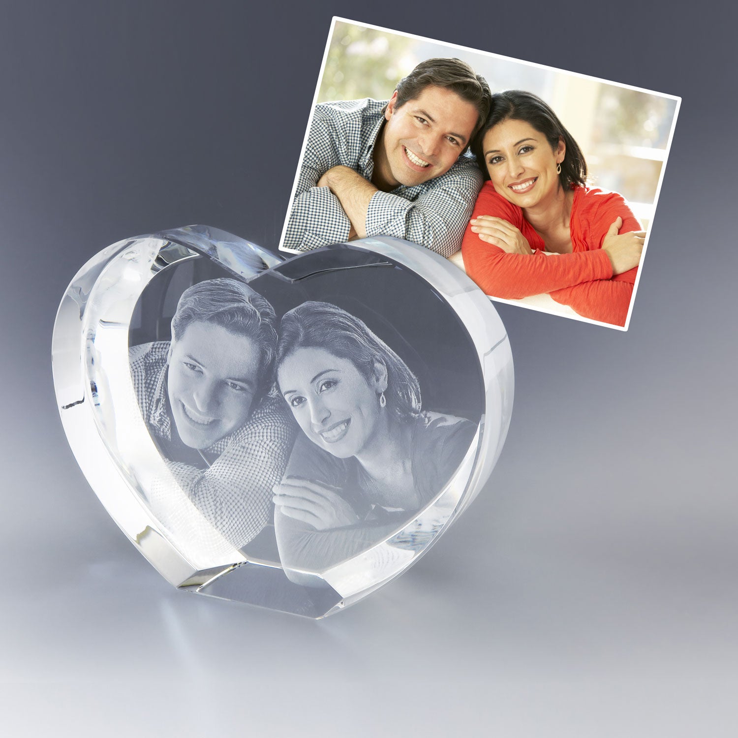 Transformez votre plus belle photo de couple en une sculpture lumineuse et émotive. Cadeau personnalisé gravé 3D dans un bloc cœur en verre.
