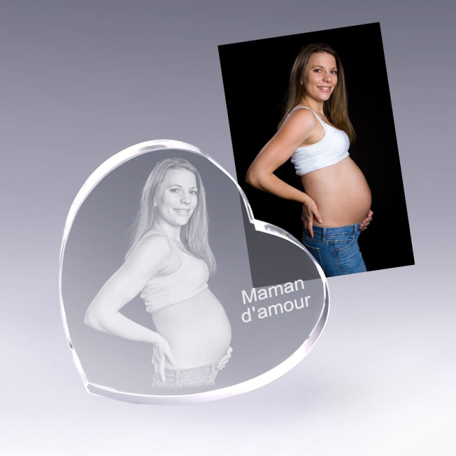 Offrez un cœur en verre gravé 2D avec la photo d’une future maman, accompagnée d’un texte tendre comme "Maman d’amour".