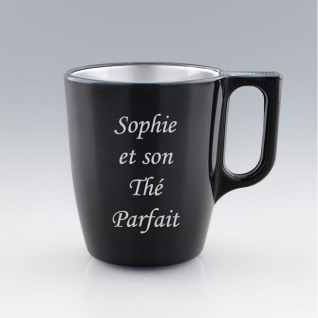 Mug noir en verre à personnaliser, contenance 25 cl. Idéal pour un cadeau élégant et unique à offrir pour toutes les occasions.