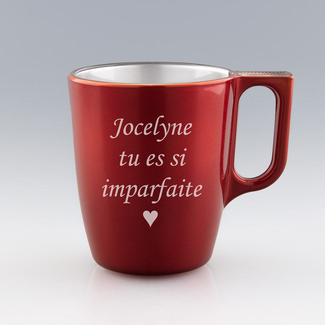 Mug en verre rouge 25 cl personnalisé, mis en situation sur une table de petit-déjeuner. Un cadeau unique et pratique à offrir.