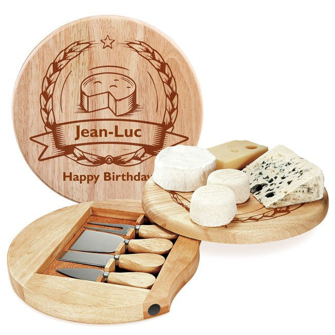 Plateau à fromages gravé "Jean-Luc - Happy Birthday", garni de fromages, idéal pour un anniversaire. Livré avec ustensiles dans un coffret tiroir coulissant.