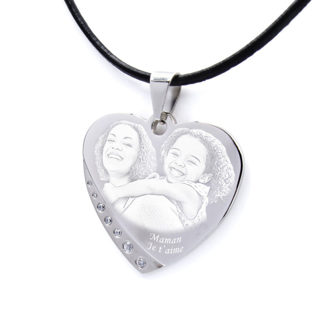 Pendentif cœur gravé avec une maman et sa fille. Message “Maman je t’aime” et finition strass pour un cadeau émouvant.