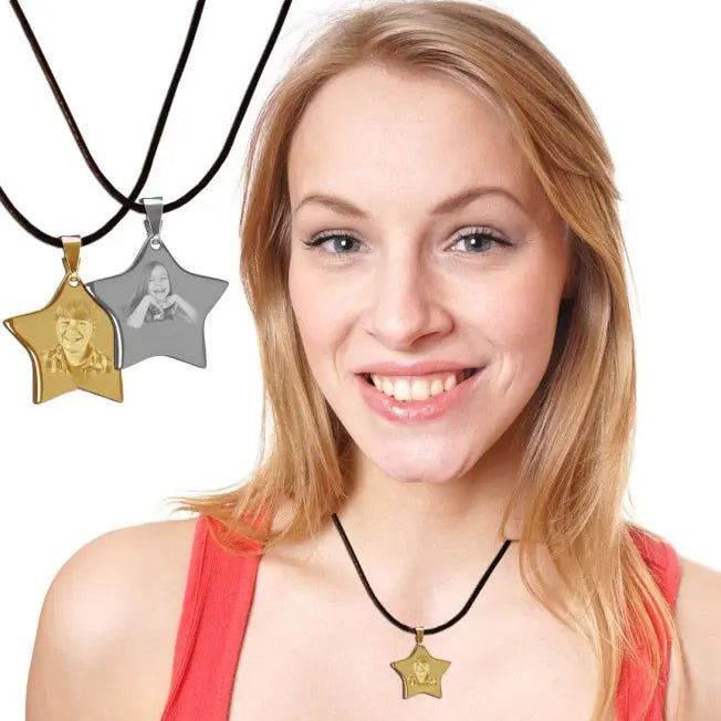 Pendentif étoile doré personnalisé avec photo gravée, un bijou unique et élégant à offrir en cadeau spécial.
