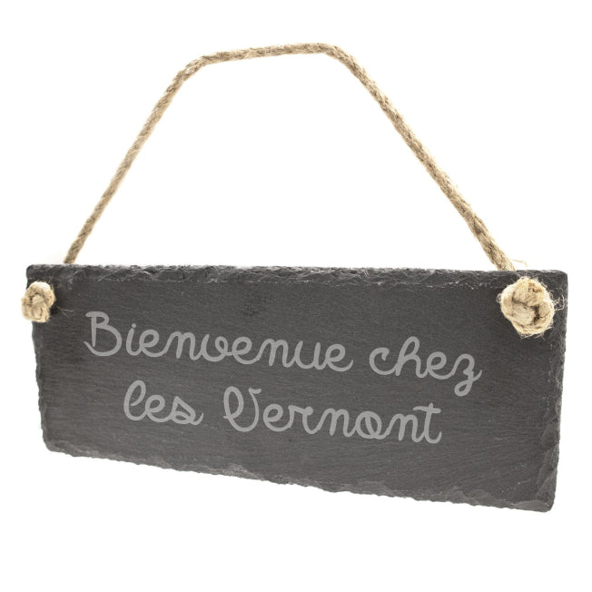 Plaque de porte en ardoise personnalisée avec gravure « Bienvenue chez les Vermont », suspendue par une corde naturelle, idéale pour un cadeau d’accueil.