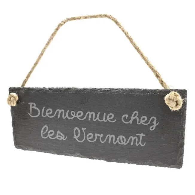 Plaque de porte en ardoise personnalisée avec gravure « Bienvenue chez les Vermont », suspendue par une corde naturelle, idéale pour un cadeau d’accueil.