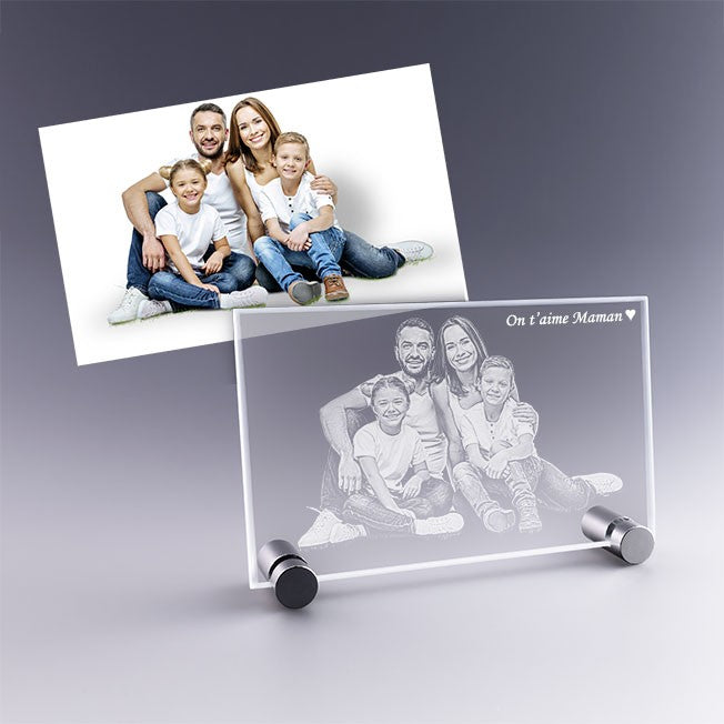 Plaque photo horizontale en verre avec gravure 2D, famille avec deux enfants et texte “On t’aime Maman ♥”, présentation studio lumineuse.