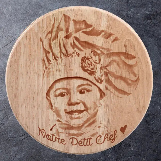 Plateau en bois avec gravure photo réaliste d’un enfant et message "Notre Petit Chef", parfait pour un cadeau original.
