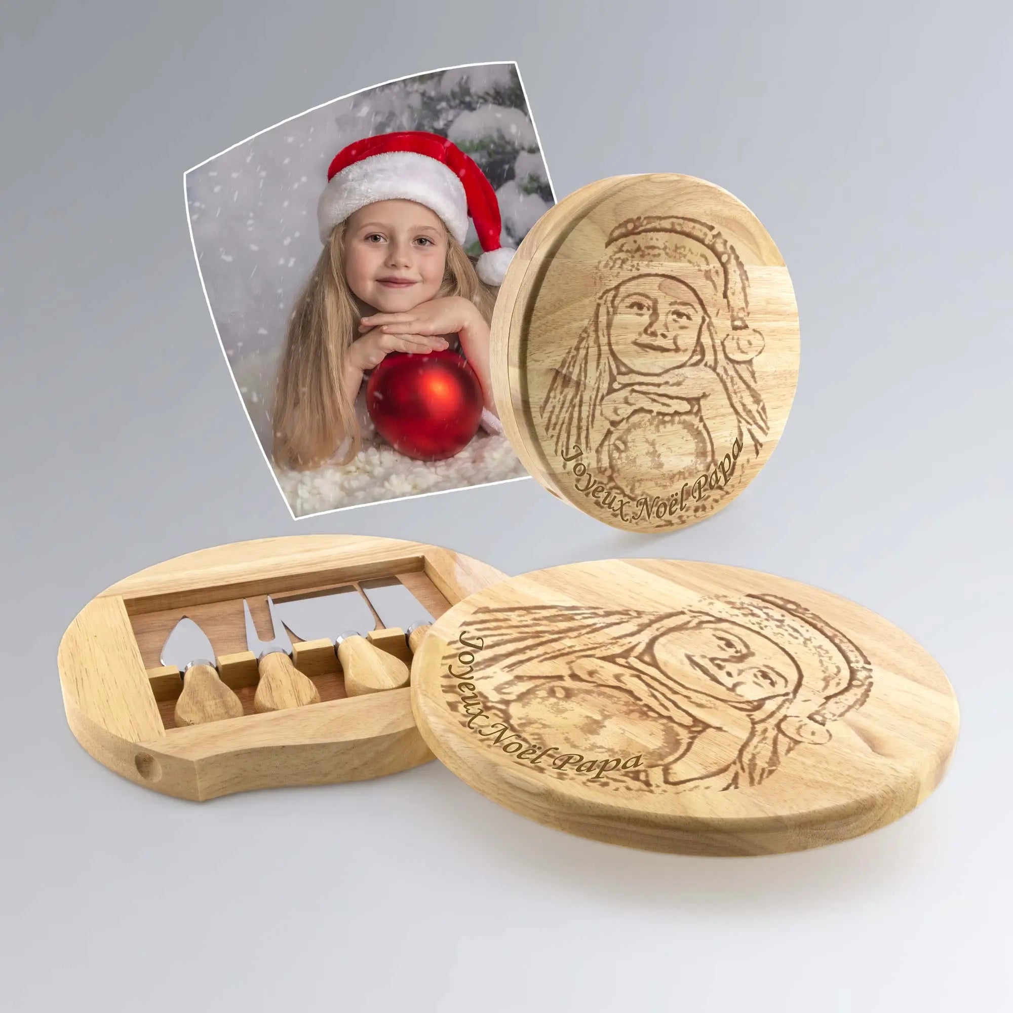 Plateau à fromages personnalisé en bois avec gravure d'une photo de Noël d'une petite fille, texte "Joyeux Noël Papa", avec couteaux intégrés.