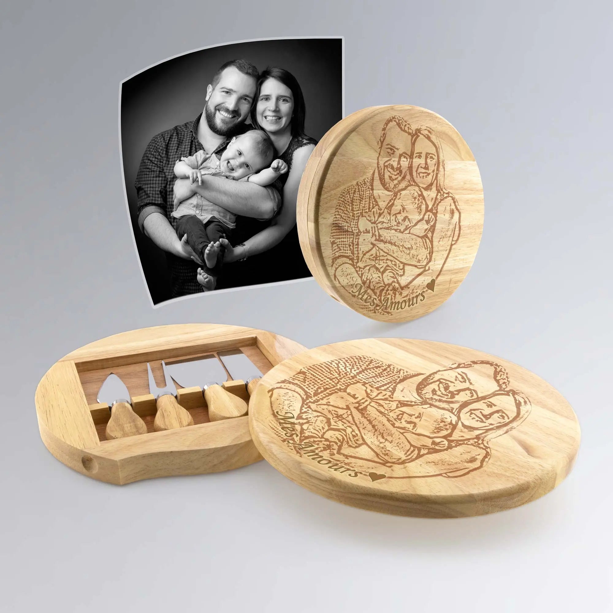 Plateau à fromages gravé avec photo de famille tenant un enfant, message "Mes Amours", livré avec ustensiles.