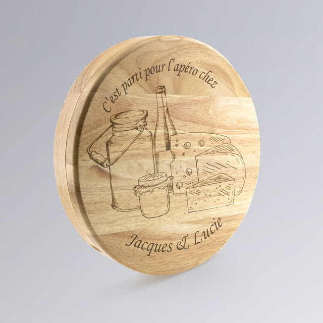 Plateau à fromages en bois gravé avec dessin de produits laitiers, vin et fromage, et le message personnalisé "Jacques & Lucie" pour un apéro convivial.