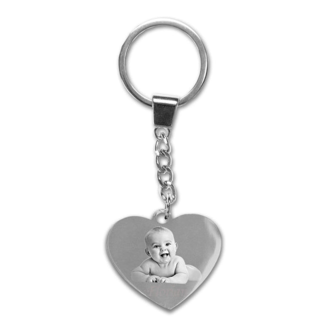 Porte-clés en métal argenté en forme de cœur, gravé avec la photo d’un bébé. Un cadeau personnalisé attendrissant à offrir pour une naissance ou une fête.
