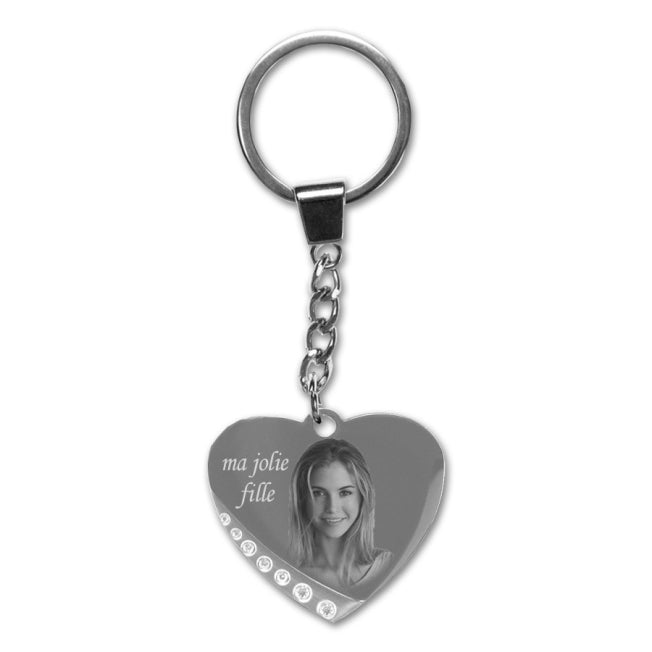 Porte-clés cœur argenté orné de strass, gravé avec la photo d'une jeune fille et le texte "ma jolie fille". Un cadeau personnalisé élégant et touchant.